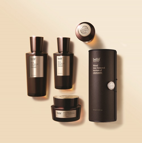 ▲LG생활건강(대표 차석용)의 코스메틱 브랜드 ‘빌리프’가 ‘리추얼 타임-아너드 팅쳐 오브 카모마일’ 에센스, 크림 2종을 출시했다. ⓒLG생활건강