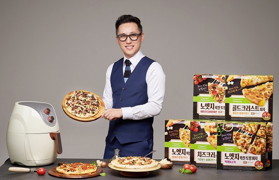▲풀무원 ‘노엣지·크러스트 피자’가 출시 두 달 만에 100만 판매를 달성했다.ⓒ풀무원