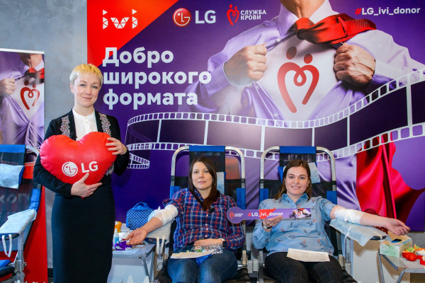 ▲LG전자가 19일 러시아 모스크바에서 러시아 콘텐츠 업체 ‘ivi’와 함께 헌혈행사를 진행했다. 참가자들이 헌혈행사에 참여하고 있다. ⓒLG전자