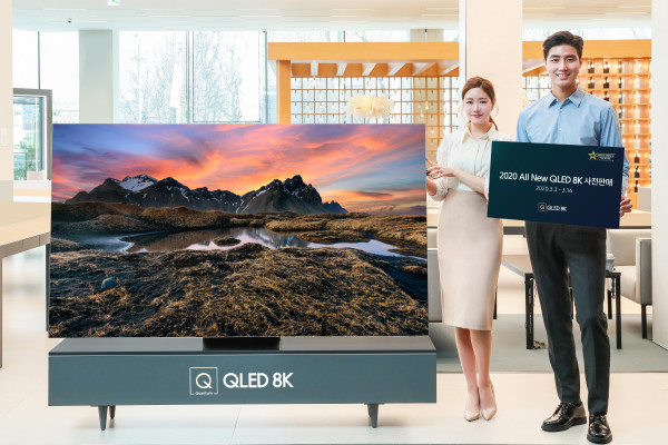 ▲삼성전자 모델이 2020년형 QLED 8K TV 사전판매 이벤트를 소개하고 있다. ⓒ삼성전자