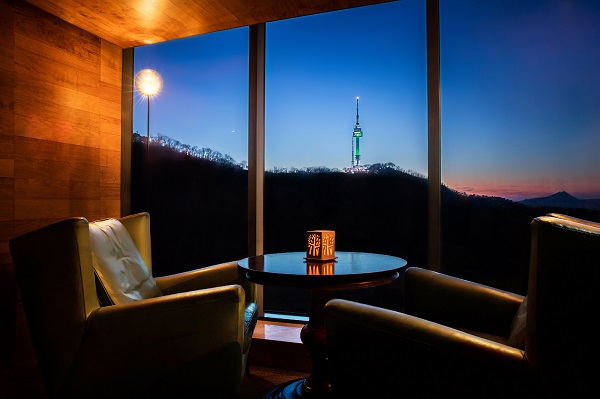 ▲반얀트리 클럽앤 스파 서울의 최고층에 위치한 '문 바' 전경. ⓒ반얀트리클럽앤스파서울