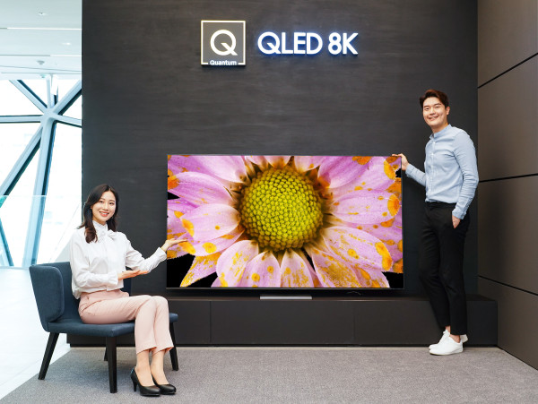 ▲삼성전자 모델이 삼성 프리미엄 스토어 갤러리아 광교점에서 2020년형 QLED 8K TV 85형 QT950S 신제품을 소개하고 있다. ⓒ삼성전자