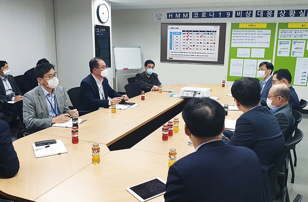 ▲지난 26일 연지동 사옥 코로나19 대응 비상 상황실에서 배재훈 HMM 사장(가운데)이 임원들과 함께 대응방안 마련을 위한 회의를 진행하고 있다. ⓒHMM