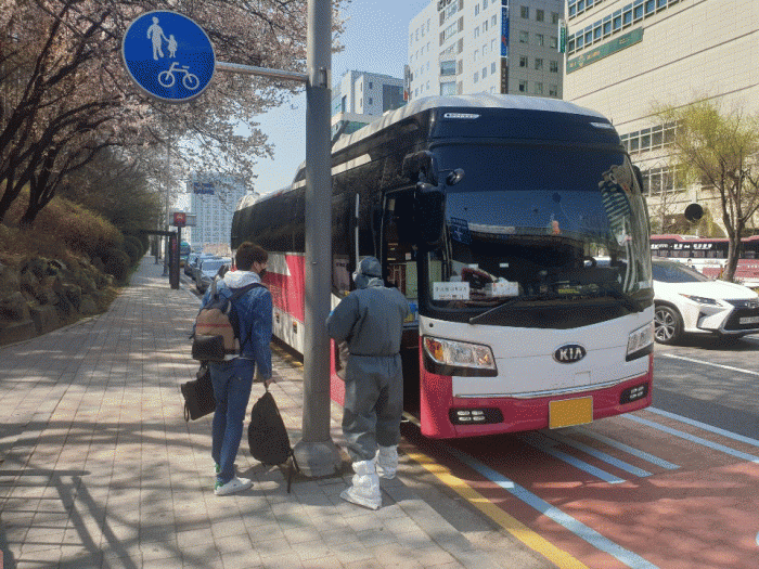 ▲성남시가 전세버스를 이용해 해외입국자들을 자체 특별 수송하는 모습ⓒ성남시