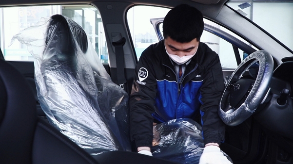 ▲베이징현대 직원이 고객 차량 실내 소독서비스 준비작업을 하고 있는 모습 ⓒ현대자동차그룹