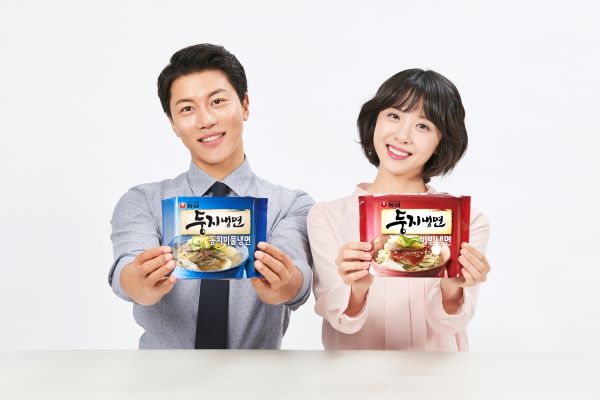 ▲농심 둥지냉면 광고모델 배우 음문석(사진 왼쪽)과 방송인 김민아 ⓒ농심