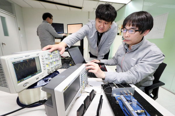 ▲KT융합기술원 연구원들이 서초구 KT연구개발센터에서 양자 암호 통신 기술을 테스트하고 있다. ⓒKT