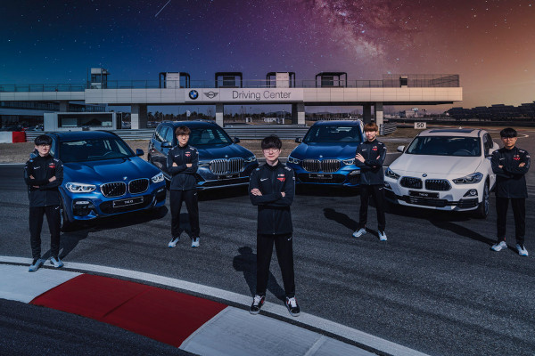 ▲SK텔레콤 T1 LoL팀 선수들이 인천 영종도 BMW드라이빙센터에서 BMW 최신형 차량 앞에서 포즈를 취하고 있다. ⓒSK텔레콤