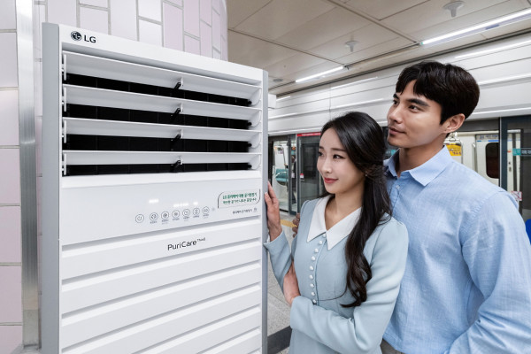 ▲LG전자가 이달 말까지 대전도시철도공사가 운영하는 대전지하철의 모든 역사에 `LG 퓨리케어 대형 공기청정기'를 설치한다. ⓒLG전자