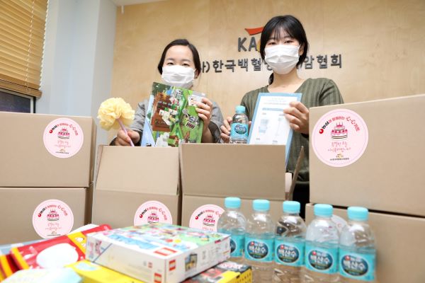 ▲한국백혈병소아암협회 직원들이 농심 심심키트를 포장하고 있는 모습 ⓒ농심