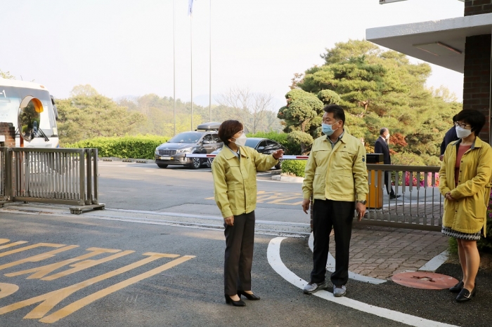 ▲김보라시장 출근길 생활치료센터 방문ⓒ안성시