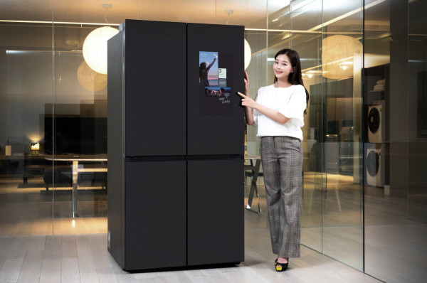 ▲삼성전자 모델이 수원 삼성전자 디지털시티 프리미엄하우스에서 패밀리허브가 적용된 비스포크 냉장고 신제품을 소개하고 있다. ⓒ삼성전자