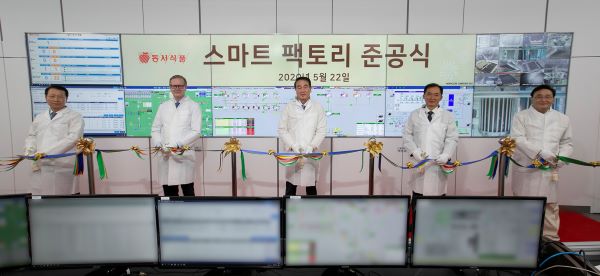 ▲22일 인천시 부평구의 동서식품 부평공장에서 열린 스마트팩토리 개관식에서 이광복 동서식품 사장(사진 가운데)을 비롯한 동서식품 주요 임원들이 테이프 커팅을 하고 있다 ⓒ동서식품