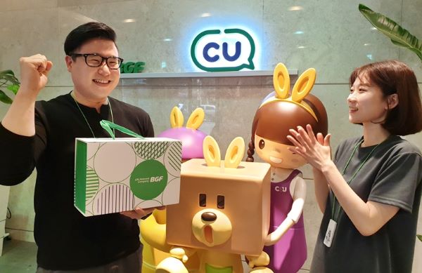 ▲BGF 임직원이 사내경매를 통해 낙찰 받은 물품을 수령하며 기뻐하고 있다 ⓒBGF리테일