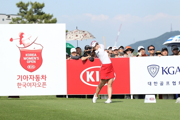 ▲이다현 선수가 지난 제33회 한국여자오픈 대회에서 스윙을 하는 모습 ⓒ기아자동차
