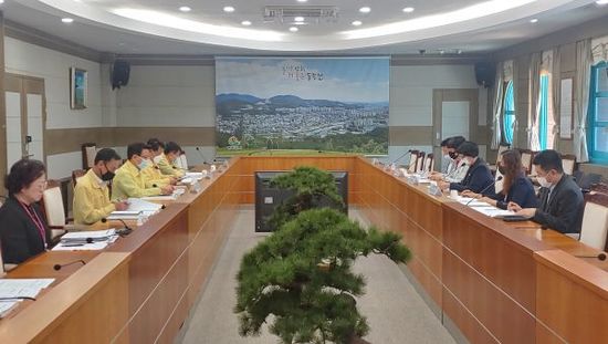 ▲동두천시는 지난 29일 위원장인 송기헌 부시장 주재로 최금숙 동두천시의회 부의장, 건축 및 부동산 전문가, 생활공감모니터단, 동두천시 공무원 등 다양한 분야의 전문가로 구성된 규제개혁위원들이 참석한 가운데, ‘2020년 규제개혁위원회’를 개최했다.ⓒ동두천시청