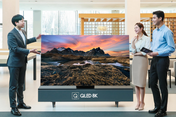 ▲판매 상담사가 삼성디지털프라자 삼성대치점에서 2020년형 삼성 QLED TV를 소개하고 있다. ⓒ삼성전자