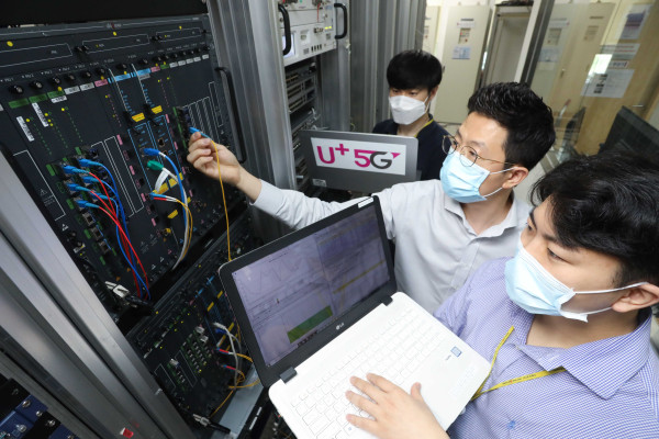 ▲유비쿼스 관계자가 LG유플러스에 공급하는 10기가 인터넷 장비를 점검하고 있는 모습. ⓒLG유플러스