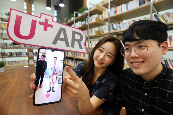 ▲AR 매거진은 GQ KOREA 의 인기 컨텐츠인 OOTD (Outfit Of The Day)의 컨텐츠를 AR로 만들어 U+AR 앱을 통해 무료로 이용이 가능하다. ⓒLG유플러스