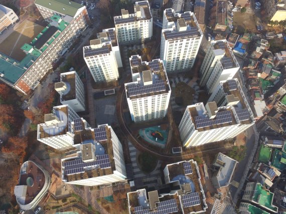 ▲태양광 대여사업으로 한화큐셀 큐피크 모듈이 설치된 서울 중랑구 망우동 소재 중랑숲리가 아파트 ⓒ한화큐셀