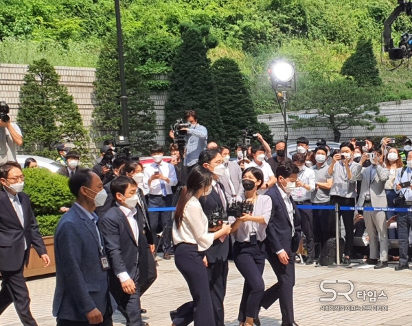 ▲이재용 삼성전자 부회장이 지난 8일 영장실질심사를 위해 서울중앙지검에 출석하고 있다.