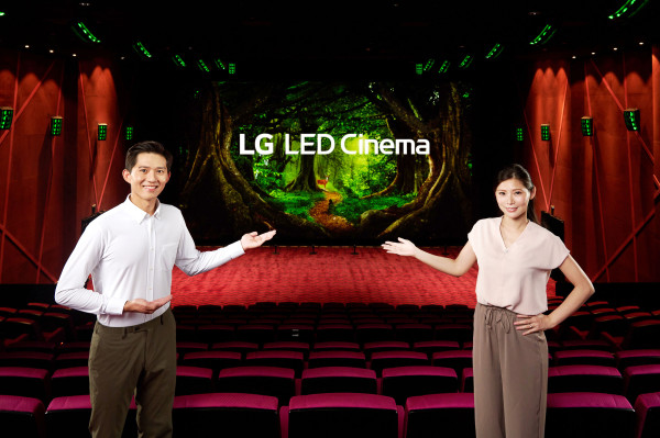 ▲LG전자 모델이 대만 영화관 체인 ‘쇼타임 시네마’의 LED 상영관에 적용한 'LG LED 시네마 디스플레이'를 소개하고 있다. ⓒLG전자