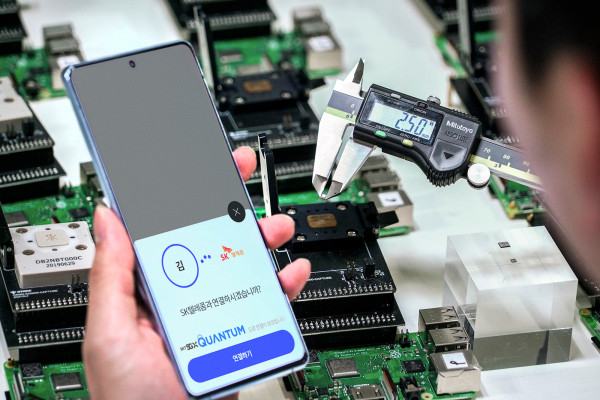▲SK텔레콤 자회사 IDQ 연구진들이 SK텔레콤 분당사옥에서 ‘갤럭시 A 퀀텀’ 스마트폰과 양자난수생성 칩셋을 테스트하고 있다. ⓒSK텔레콤