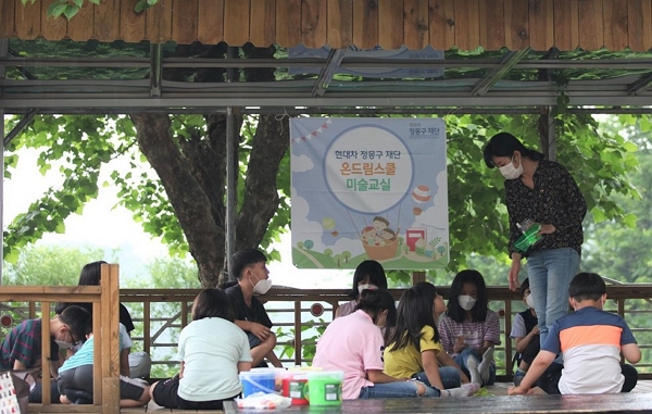 ▲온드림스쿨 미술교실 수업에 초등학생들이 참여하고 있다. ⓒ현대차 정몽구 재단