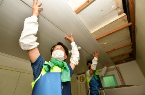 ▲NH농협은행은 경기도 파주시 문산읍에서 6.25 참전 보훈가정을 위한 ‘사랑의 집 고치기’를 실시했다고 18일 밝혔다. ⓒNH농협은행