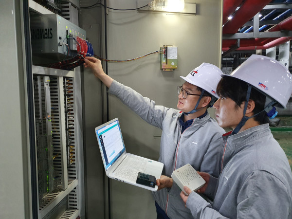 ▲KT 연구원이 냉난방 설비 최적 제어 솔루션이 적용된 대전 서구 세이브존 기계실에서 에너지 절감 효과를 확인하고 있다. ⓒKT