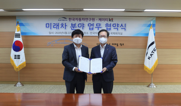 ▲KT는 천안 한국자동차연구원 본관에서 한국자동차연구원과 미래 자동차 분야 핵심 연구를 위한 MOU를 체결했다. ⓒKT