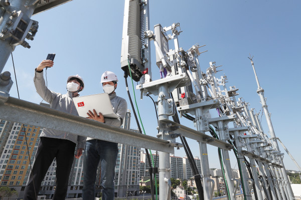 ▲KT 직원들이 경기도 파주산업단지의 상용망에 구축된 5G 단독모드(SA) 네트워크를 시험하고 있다. ⓒKT