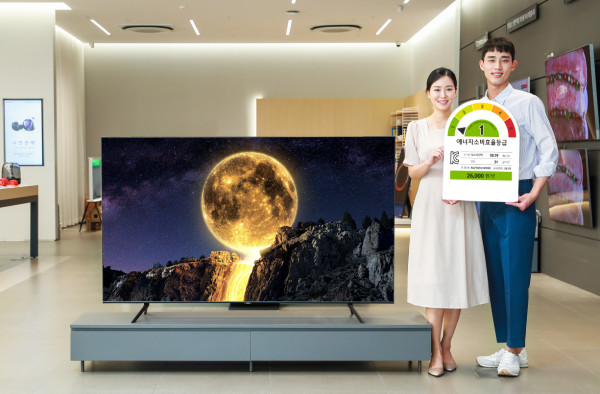 ▲삼성전자 모델이 삼성디지털프라자 강남본점에서 에너지 소비효율 1등급을 받은 QLED TV를 소개하고 있다. ⓒ삼성전자