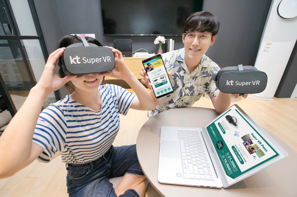 ▲KT 직원들이 슈퍼 VR 장기 렌탈 상품을 소개하는 모습. ⓒKT
