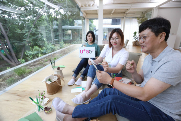 ▲박치헌 전략기획담당 상무(오른쪽)가 신입사원 멘토들과 서울 성수동에서 MZ세대가 찾는 문화공간을 체험하고 있다. ⓒLG유플러스