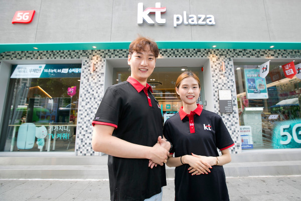 ▲KT그룹은 한국표준협회가 주관하고 산업통상자원부가 후원하는 ‘2020년 한국서비스대상’에서 종합대상을 수상했다고 3일 밝혔다. ⓒKT