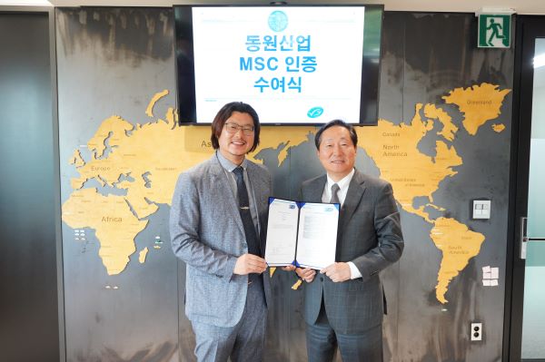 ▲이명우 동원산업 대표(사진 오른쪽)와 서종석 MSC 한국대표가 3일 동원산업 본사에서 MSC 인증 수여식을 진행했다 ⓒ동원그룹