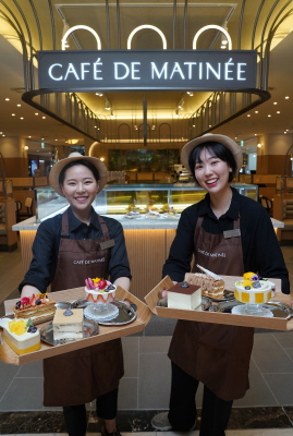 ▲AK플라자 수원점 6층 새롭게 단장한 '카페 드 마티네' 매장 앞에서 직원들이 메뉴를 소개하고 있다. ⓒAK플라자