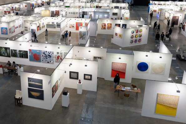 ▲신세계백화점이 7월 한 달 동안 아트페어 '동행, 예술가와 함께'를 열고 지역 예술가 상생플랫폼으로서 나선다. ⓒ신세계백화점