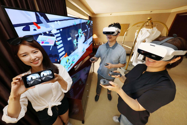 ▲LG유플러스는 서울 웨스틴조선호텔과 손잡고, 여름 휴가철 호텔 이용객을 대상으로 클라우드 VR 서비스를 제공한다고 9일 밝혔다. ⓒLG유플러스