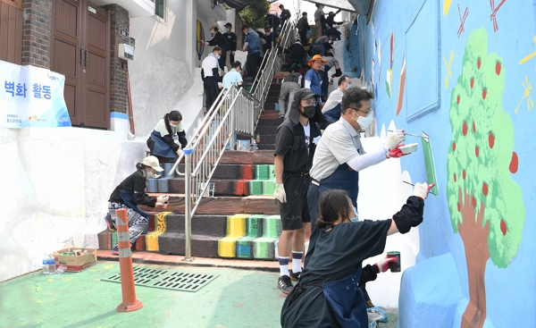 ▲포스코건설이 인천시 동구 금곡동 배다리 마을에서 벽화그리기 봉사활동을 펼쳤다고 9일 밝혔다. ⓒ포스코건설