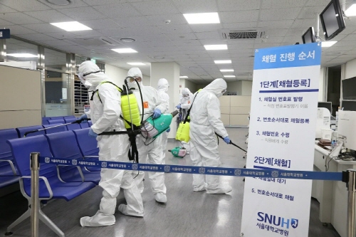 ▲세스코(대표이사 전찬혁) 살균서비스 전문가들이 서울대학교병원을 대상으로 코로나19 전문살균서비스를 진행하고 있다. ⓒ서울대학교병원