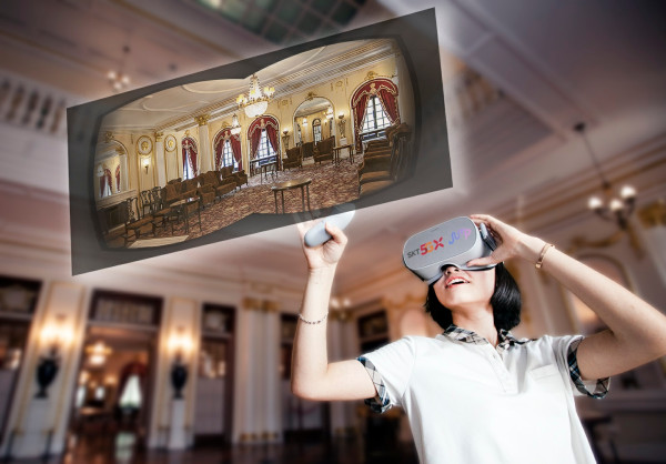 ▲SK텔레콤 청소년 홍보모델이 VR 기기를 착용하고 점프 VR 앱에서 덕수궁 석조전 접견실 내부를 360도 VR 영상으로 관람하고 있다. ⓒSK텔레콤