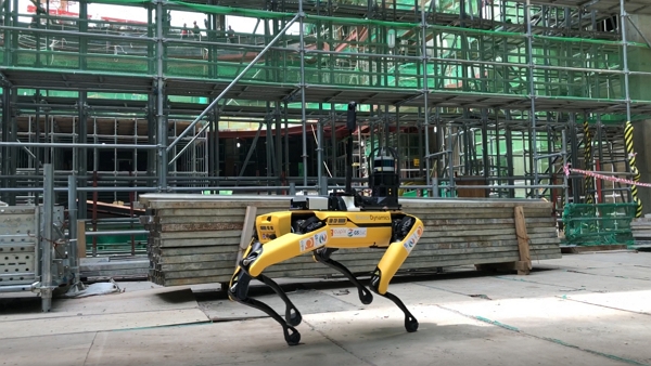 ▲GS건설이 큐픽스와 협력해 국내 최초로 건설현장에 도입한 4족 보행 로봇 스팟(SPOT) ⓒGS건설