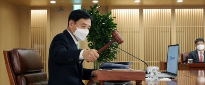 ▲ 이주열 한국은행 총재가 의사봉을 두드리는 모습. ⓒ한국은행