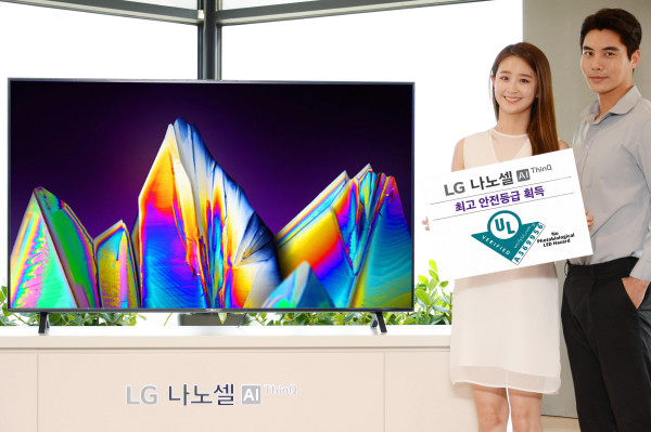 ▲모델이 글로벌 안전과학회사 'UL'로부터 '광생물학적 LED 안전성' 검증을 받은 'LG 나노셀 TV'를 소개하고 있다. ⓒLG전자