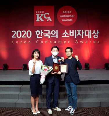 ▲차은철 GS프레시몰 부문장(사진 가운데)가 2020 한국의 소비자 대상을 수상하고 있다 ⓒGS리테일