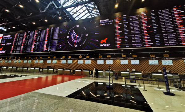 ▲LG전자가 모스크바 북부에 위치한 세레메티예보 국제공항 C터미널에 LED 사이니지를 활용해 가로 68.5미터, 세로 6.5미터 규모의 항공운항정보표출시스템을 구축했다. ⓒLG전자