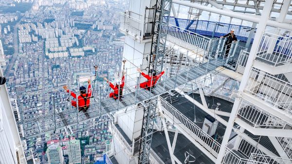 ▲스카이브릿지 투어를 하는 모습 ⓒ롯데호텔