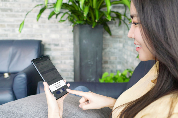 ▲SK텔레콤은 삼성전자의 ‘삼성 블록체인 키스토어’와 블록체인 기반 모바일 전자증명 서비스 ‘이니셜’을 연동해 안전성 및 편의성을 높였다고 23일 밝혔다. ⓒSK텔레콤